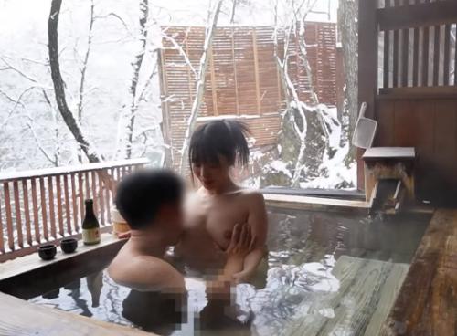 【露天風呂】外は寒い雪が降る秘湯の不倫カップルが暖かいお風呂でフェラ三昧！