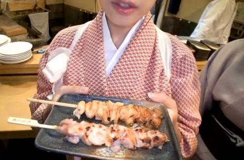 【和服・看板娘】カワイイ和服娘とハメ撮りパコ！お姉ちゃんが持っている鳥皮の串がアソコに見えてきたよ。