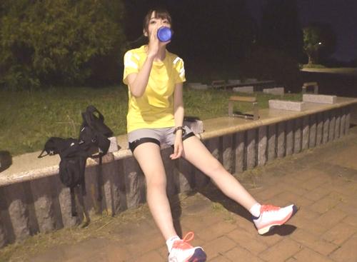 【夜ラン女子】薄暗い夜の公園をランニングするお姉さんをナンパして汗臭いままでハメ撮りピチャピチャ。