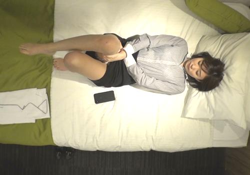 【オナニー盗撮】某県、某ホテルの某室では隠しカメラがセッティングされていた！何も知らずにいつものようにオナニーするお姉さん達。