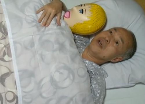 【ヘンリー塚本】エッチな夫婦と婆さん亡くしてもめちゃくちゃ（お●んこ）したい祖父の秘密兵器！南極Ⅱ号でパコパコ。