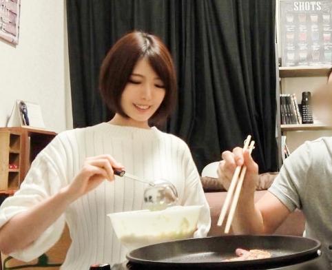 【ヤリ部屋・盗撮】隠し撮りされているヤリ部屋で美人お姉さんとお好み焼きパーティーで油断させたらパコパコ開始。