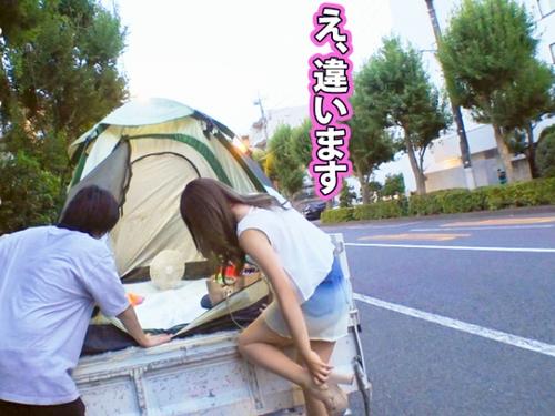 【トラックテント】トラックの荷台にセットしたテント内でハメ撮りされる女子大生の喘ぎ。