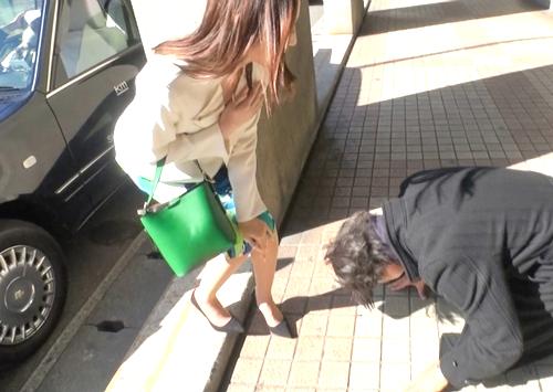【S級美人・パンスト美脚】街のセレブを土下座でナンパ！自宅へ上がり込んでゴム無しハメ撮りザーメン中だしエロスビッチ。