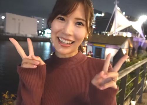 【陽気な人妻】これからハメ撮りされるとは思っても居ない様なニコニコ笑顔でポーズする陽気妻。