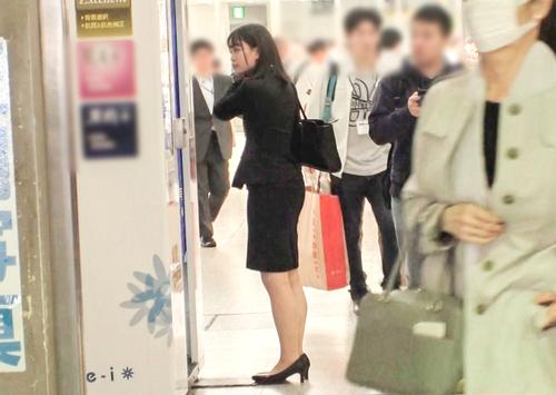 【就活女子】証明写真コーナーの前で見つけたキレイな就活女子！僕のチンポハメたらお仕事紹介しますよ。