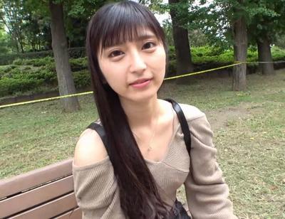 【初脱ぎ・素人】可愛らしい小顔のお姉さんとハメ撮り！こんな小顔のお口へ僕の巨根カリクビが入るのだろうか？