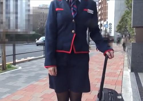 【CAナンパ】仕事帰りのJ●L航空CAさんをナンパ！マジックミラー便内で（お●んこ）を解して差し上げます。