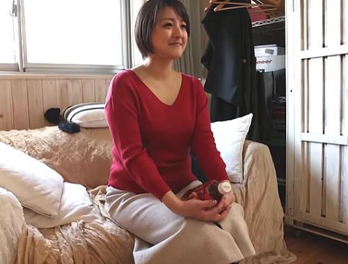 【爆乳の人妻】周囲にはバレたくないけどAVデビューしたいです！でも若い男とエッチしたいが本音よ。