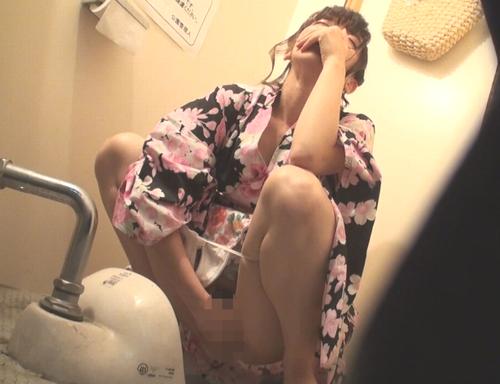 【トイレ・オナニー】某所の夏祭り花火大会で設置された仮設トイレ内ではオナニーするお姉さんが多い。