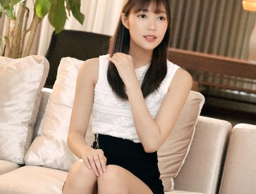 【美人・初脱ぎ】Gトレーナーのお仕事でダンデーなおじ様相手にレッスンするお姉さん！時にはチンコもフルスイングしちゃいます。