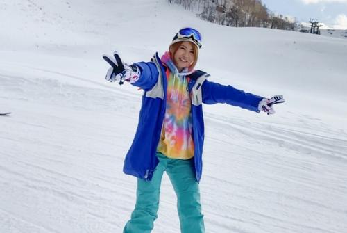 【ゲレンデ女子】白い雪上に色白美白美女の女子大生たち！アソコはもちろんピンク色だった。