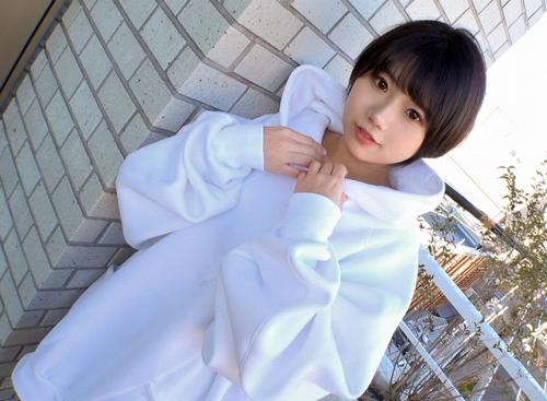 【シロウト】パーカーを着たままで参加した可愛い系の色白お姉さんのパーカーの下はパンティー1枚だった露出狂の彼女。