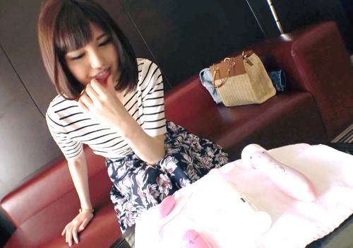 【デイルド・ハメ撮り】おとなのおもちゃを目の前に微笑むエロいお姉さん！ヤッパリ暖かいモノホンのチ●ポが欲しいです。