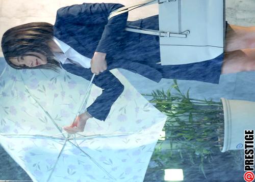 【ずぶ濡れ】濡れたブラウスからブラジャーが見えると男のチ●ポはフル勃起してしまい襲いたくなる事実