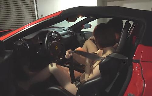 【高級車のセレブ】愛車に素っ裸で乗車するセレブ妻！フェラーリのエンジン音で（お●んこ）が濡れるの♡