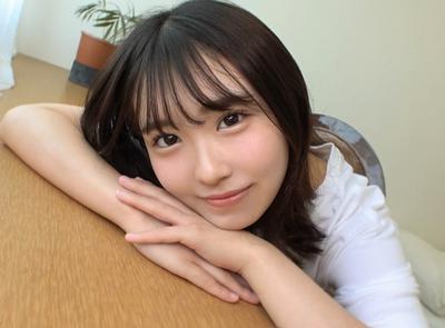 【初脱ぎ・素人】可愛くてニッコリ顔がステキな女子大生がふにゃちんをパクっと咥えてフェラるエロビッチ。
