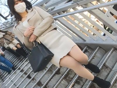 【盗撮・素人】ワンピースの美人らしきお姉さんを追っかけ盗撮でエロエロビッチな危険か香りがぁ。