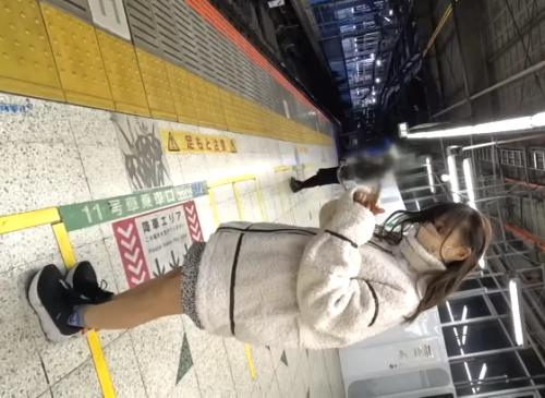 【盗撮・隠し撮り】お姉さんを某所の駅構内で追跡盗撮しながら興奮してきたらパンツ内に手を伸ばしてナデナデょ！