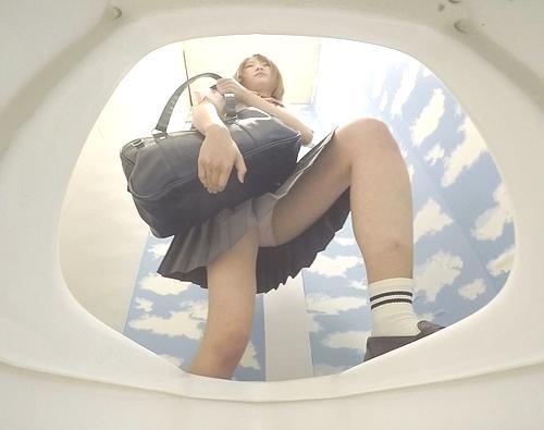 【トイレ・逆さ撮り】トイレの便器内に仕掛けられたカメラに映った素人お姉さんのオナニーシーンがエロヤバ。