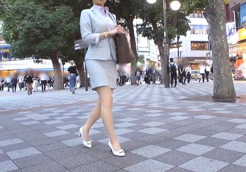 【OLの副業】コンサル系の会社で働く美人OLをナンパして副業の話に食いついたのでチンチンにも食いついてもらいます。