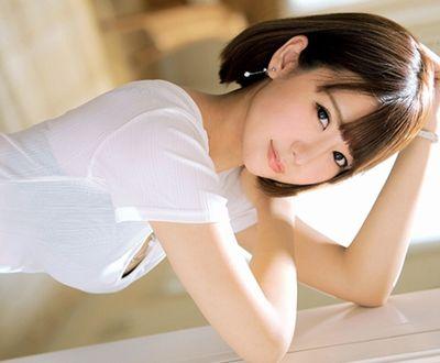 【初脱ぎ・美乳】アナウンサーの美人お姉さんが初脱ぎハメ撮りでアヘアヘ言いながらペニス咥えてニコっ！