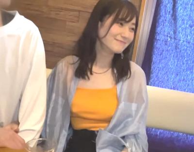 【素人・ノーブラ】彼氏とデートしているノーブラでビーチクモロ見えのお姉さんとハメ撮りNTR。