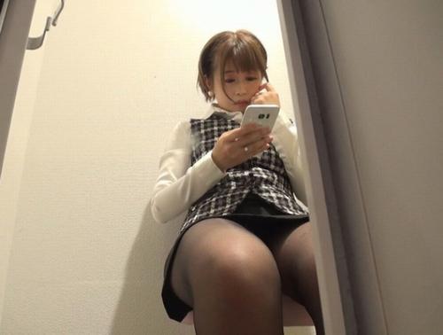 【OLの日常】会社で働くOLさんの社内での日常を隠し撮り！えええ～あのOLさんもトイレであんなエッチな事してるんだぁ～♡