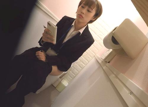 【トイレのOLさん】女子トイレで放尿しながらオナっているOLさん達を盗撮する犯罪オナニー動画がエロすぎてヤバすぎて。