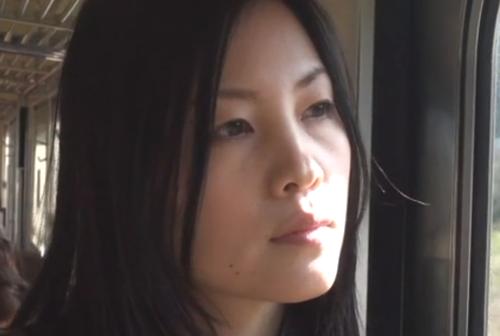 【不倫妻】普通の生活であり得る出会いが通勤電車内の恋！あのおじさんの股間がデカくてステキ～♡