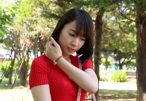 【三十路妻】おしとやかのに見えるスレンダー人妻も着衣一枚脱げば痴女の様に於ちんちんを咥えまくるスケベな女。