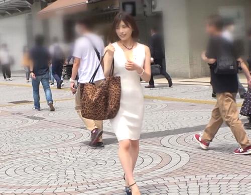 【巨乳・ナンパ】某所の路上でスイカ割り実演中に巨乳を引っかけたエロいハメ撮り中だし企画でイクイクエロス。