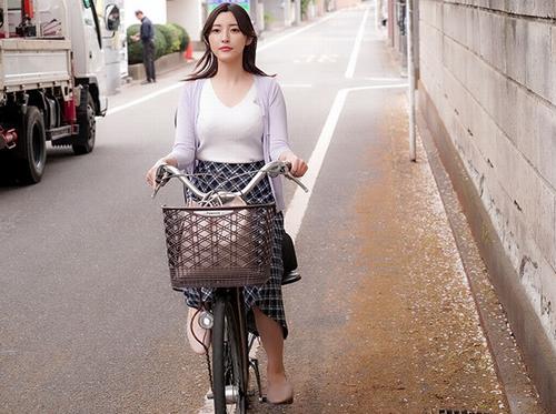 【人妻かな】息子を園に預けたら浮気する美人妻（かな）の寂しいアソコ事情とスケベな心。