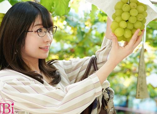 【不倫温泉・メガネ妻】美味しそうなマスカットを手に取り微笑む美人妻！今夜はもっとおいしいマスカキ乱交ができるので嬉しいです。