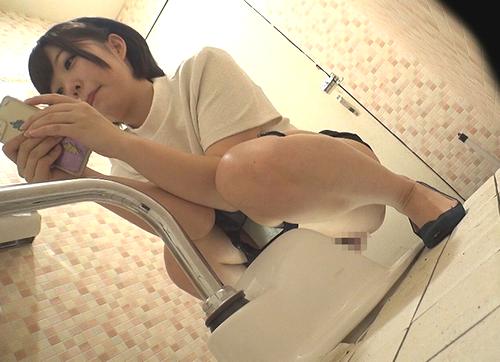 【激ヤバ・盗撮トイレ】トイレに入ってスマホばっかり見ていると盗撮されちまうよ！痔ロウにも注意だね。※フェイク動画ょ♡