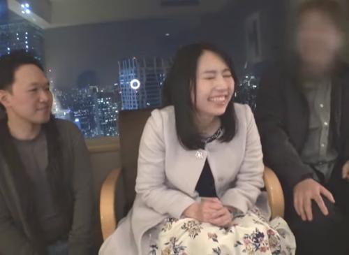 【寝取らせ妻】ヤバすぎる癖の旦那さんの要望で妻を観ている前で寝取ってもらう企画でフル勃起旦那。