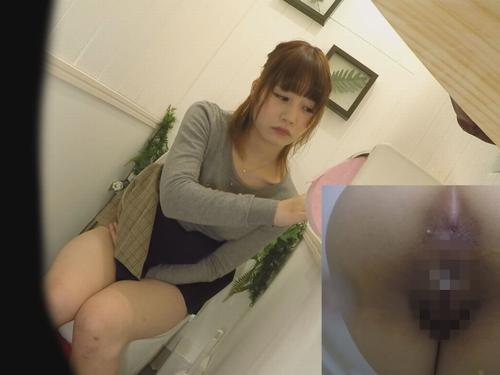 【toilet・盗撮】某所の施設toilet内に仕掛けられたカメラが女性客の手マンがエロすぎて何度抜きビッチ