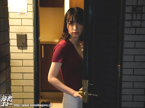 【団地妻の誘惑】出勤時間帯に玄関付近を清掃する団地妻はスケベな男たちを誘っている説。
