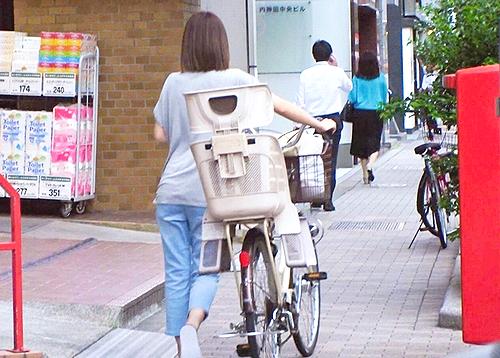 【ママチャリ奥さん】ママチャリのサドルに奥さんのアソコがスリスリすりのがエロ過ぎ妄想くん。