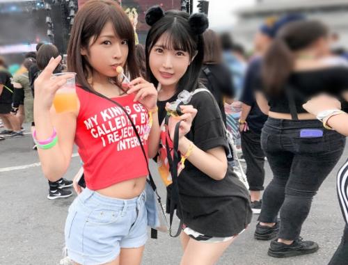 エレクトロニック・ダンス・ミュージックフェスでカワイイお姉さん二人組を発見！仲良くなっておっぱいモミモミヤリまくりましょう。