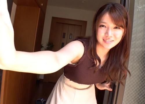 【浮気自撮り】不倫相手の人妻宅で玄関越しエッチする欲求不満過ぎる美人妻のおねだりエッチにザーメン出しまくり。