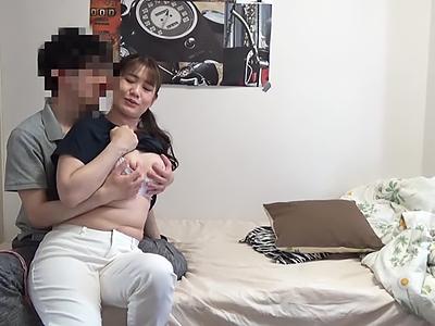〖熟女×隠し撮り〗結婚して20年の四十路熟女さん押しに弱く若い男さんの肉棒で子宮ガン突きされて中出しまでｗｗｗ