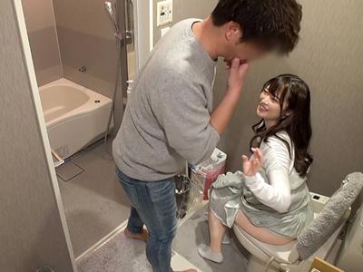 【隠し撮り×素人】押しに弱い黒髪清楚な美少女さんトイレにまで突撃されあたふたするも服を脱がされバッコバコｗｗｗ