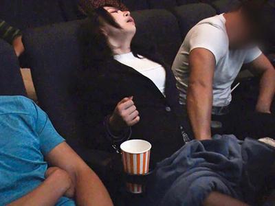 【お漏らし×放尿】映画見てたら眠っちゃって…そしたら手コキされちゃう！イカされちゃってまさかのエッチに！www