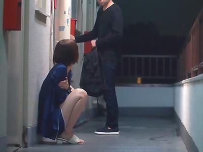 【NTR×隣人】喧嘩して傷心したお姉さんが玄関前にいたので僕の家に招いて愚痴を聞いてあげたらエッチできたよ！www