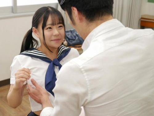 学校の教室でこんなことなるん！？セーラー服着た巨乳女子校生がチンポを咥えてハメちゃうｗｗ