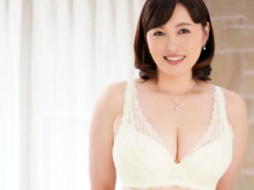 ＜四十路初撮り＞巨乳美熟女がカメラの前で下着姿に…豊満熟女の色気がヤバすぎ！巨尻奥様をご覧ください！