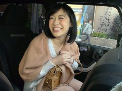 ＜人妻ナンパ＞平日の昼間に車に連れ込んだのはアプリで見つけた人妻さん！ホテル直行で寝取りチンポを挿入しちゃった