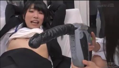 白衣の女による責めで潮はどこまで出るかという実験
