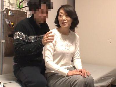 一日家政婦でやってきた五十路の人妻に恋愛相談していたら親身になってくれてその気になってきたのでバックからハメさせてくれたので盗撮ｗ